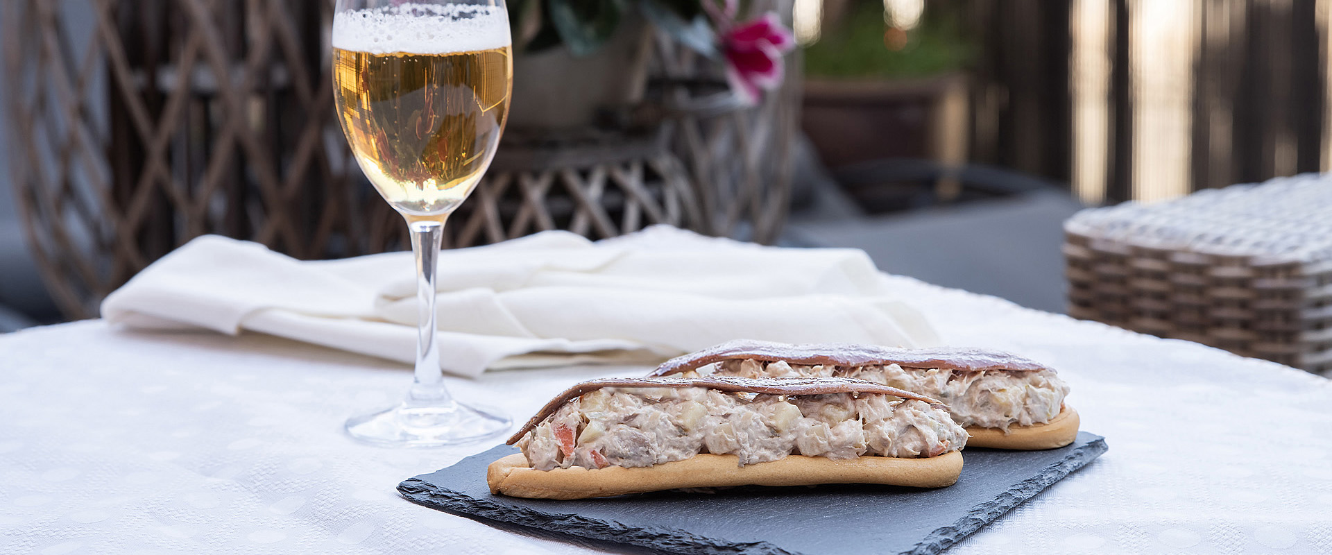 Foto de una mesa con dos marineras ya preparadas y una copa de cerveza